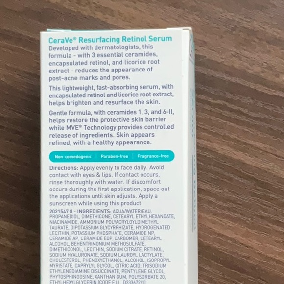 CeraVe Resurfacing Retinol Serum - Blue and White - Picture 2 of 3